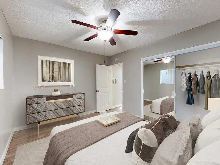 Country Club Apartments — Photo 13