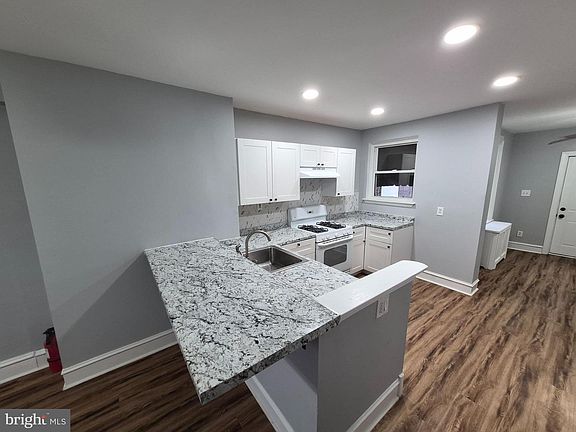 3rd image of 2050 Margaret St