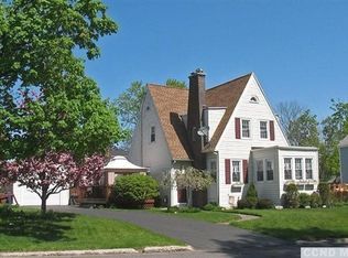 8 Janis St, Hudson, NY 12534