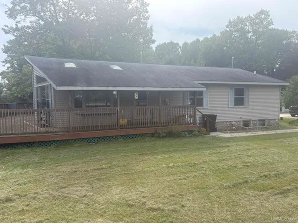 6614 P Rd, Gladstone, MI 49837