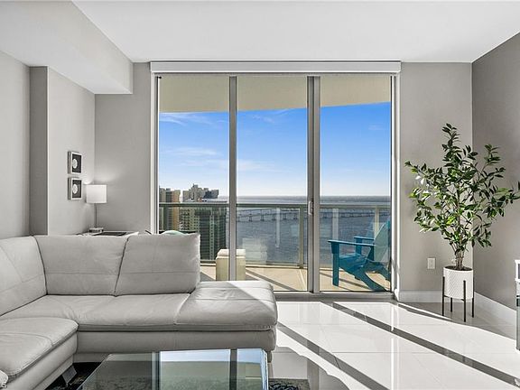 3rd image of 3000 Oasis Grand BLVD #2903