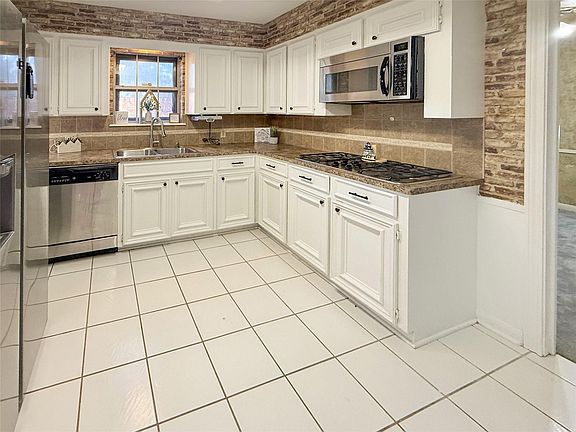 3rd image of 127 Begonia St