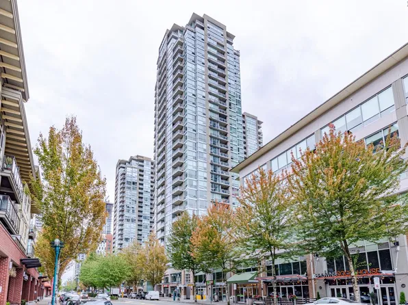 2968 Glen Dr #2707, Coquitlam, BC V3B 0C4