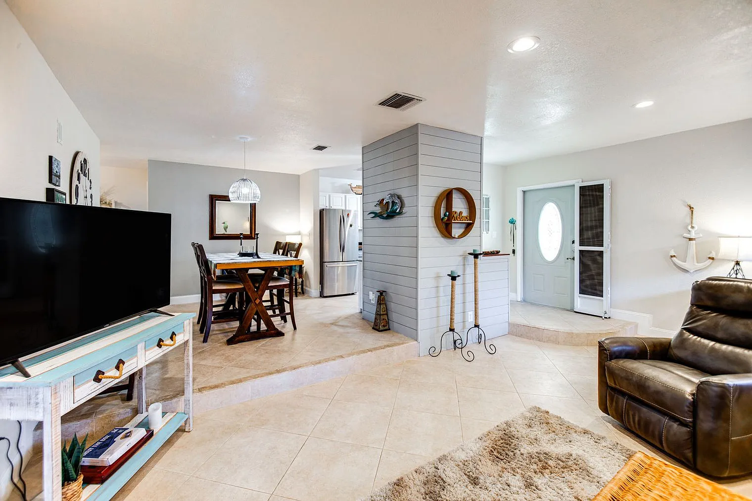 3 bed, 2.0 bath, 1345 sqft, $2,715 — Photo 2