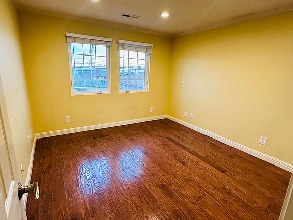 3rd image of 7 Orange Ave W