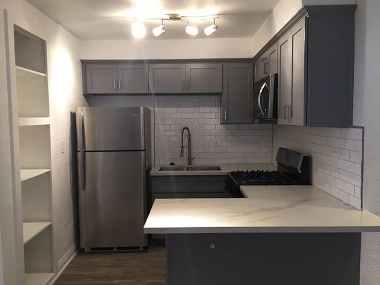 Eden Roc Apartments — Photo 36