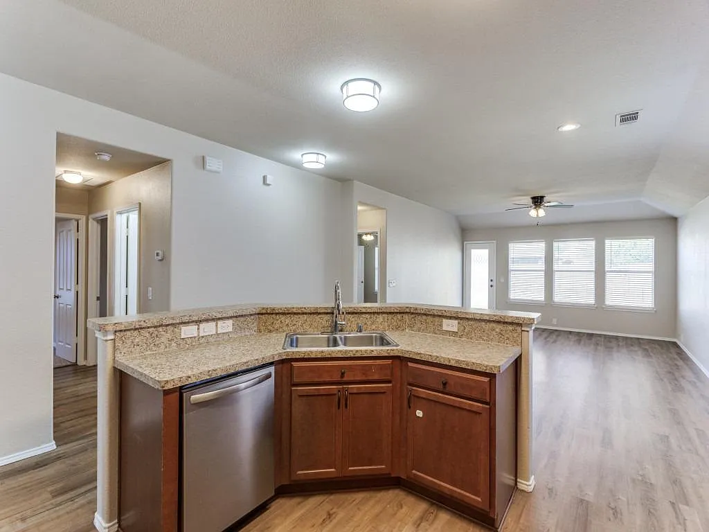 3 bed, 1763 sqft, $2,300 — Photo 4