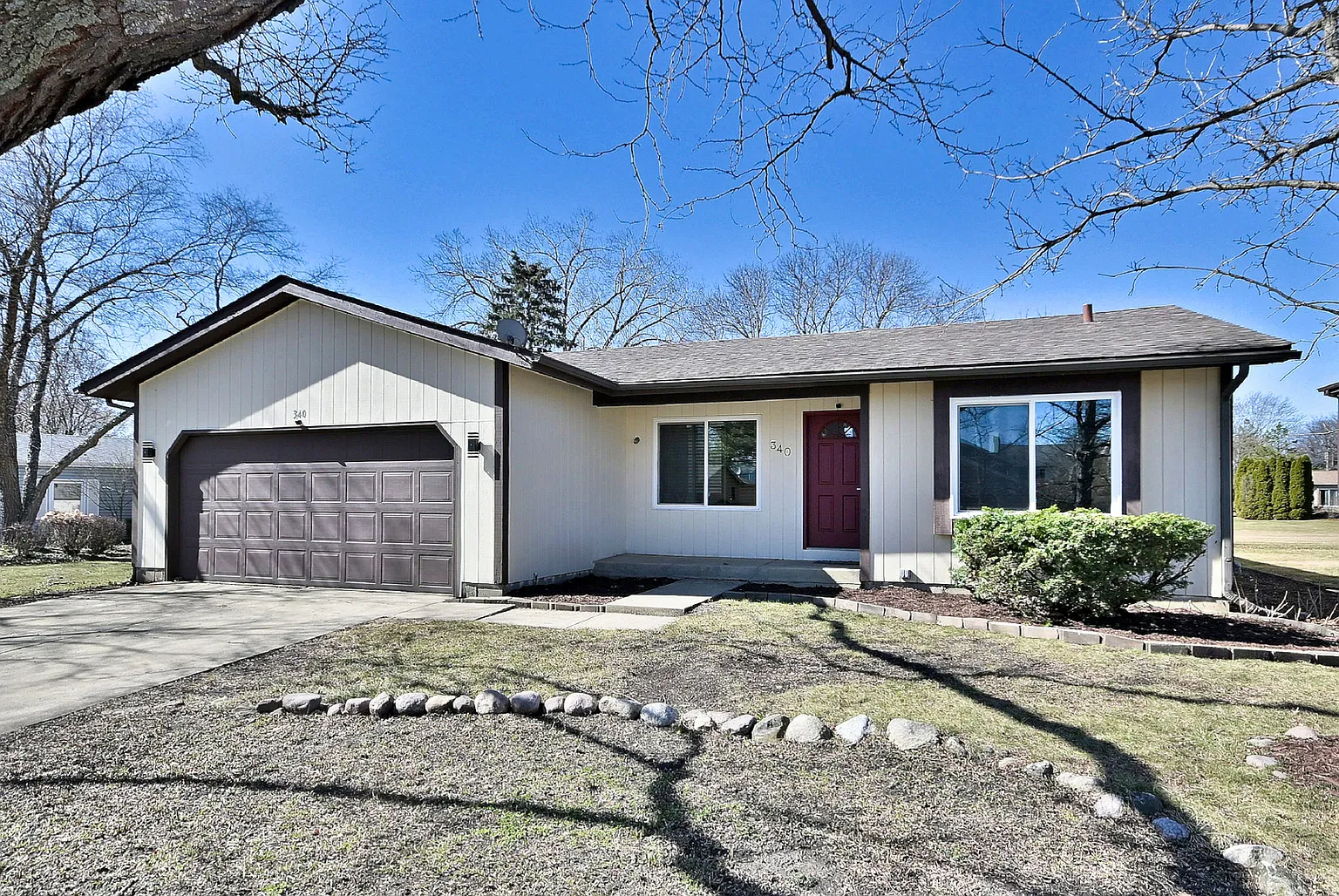 340 Somerset Dr photo 1