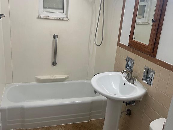4th image of 250 Saint Clair St