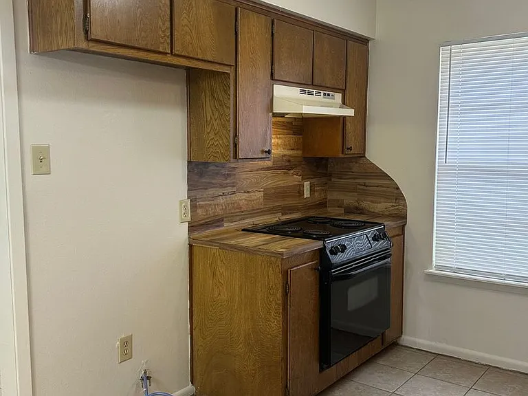 1008 Cheryl St — Photo 2