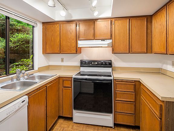 5th image of 10925 NE 37th Pl APT 4