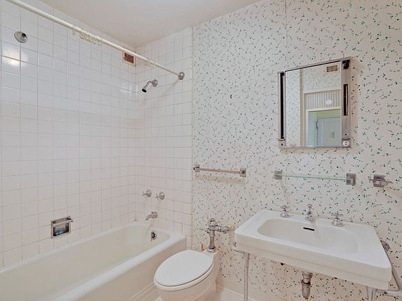 4th image of 25 E 83rd St APT 5C