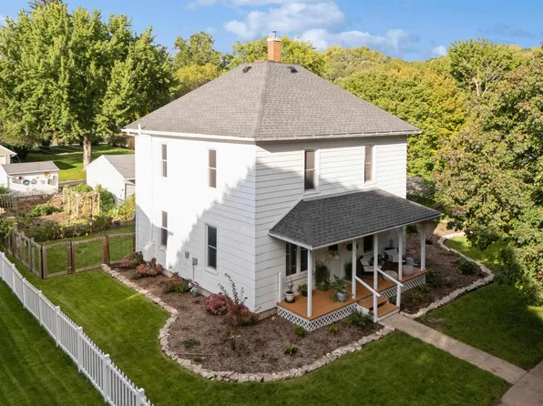 718 Decorah Ave, Decorah, IA 52101