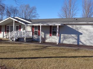 330 E North St, Stronghurst, IL 61480