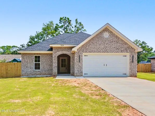 528 Plum St, Ocean Springs, MS 39564