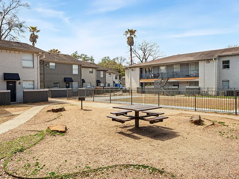 The Ellis Apartments — Photo 21
