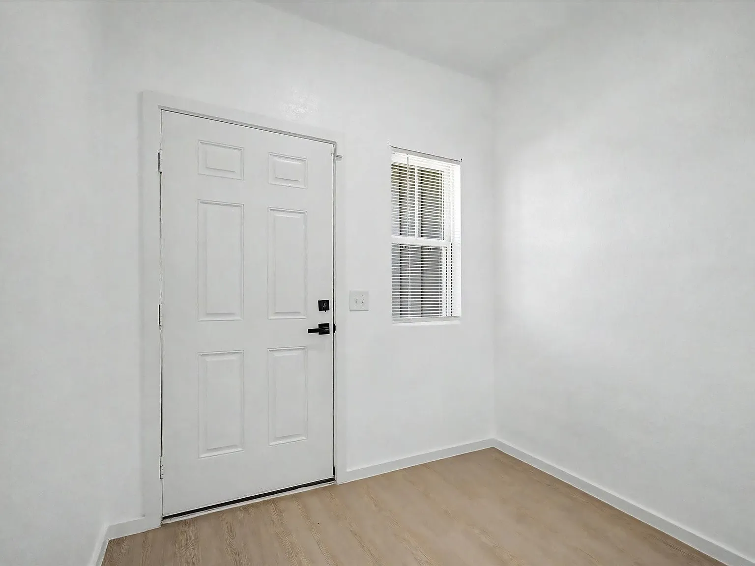 4 bed, 2.0 bath, 1814 sqft, $2,400 — Photo 4