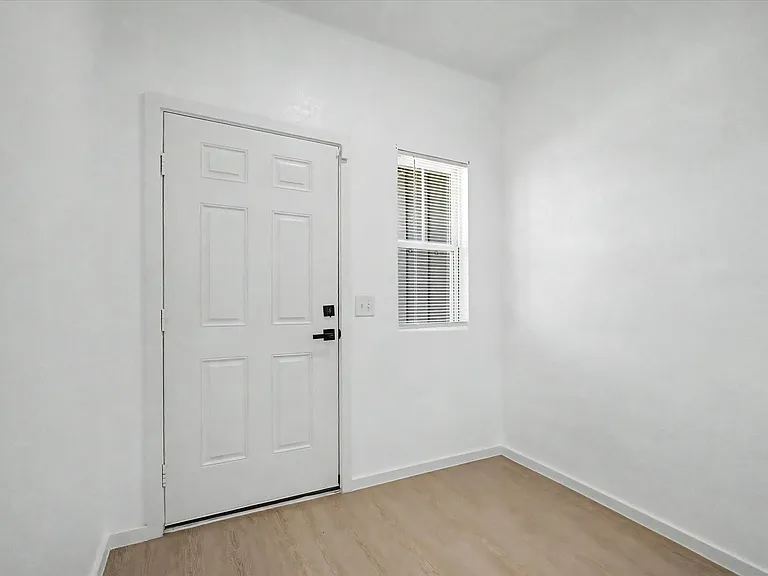 511 Louis Ln — Photo 4