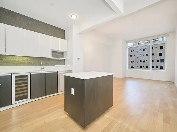 247 W 46th St APT 403, New York, NY 10036