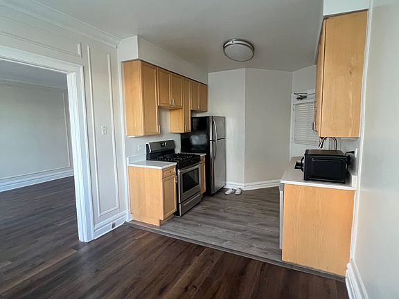 3rd image of 1006 Hinman Ave APT 1