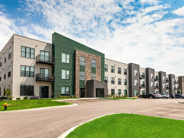 Courtyard at cobblestone Park — Photo 51