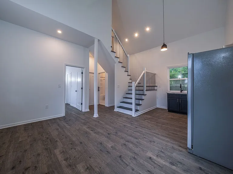 824 Chandler Ave — Photo 7