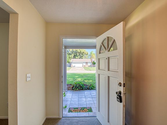 3rd image of 170 Lindenwood Cir S