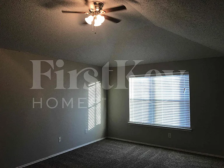 429 W Clover Park Dr — Photo 28