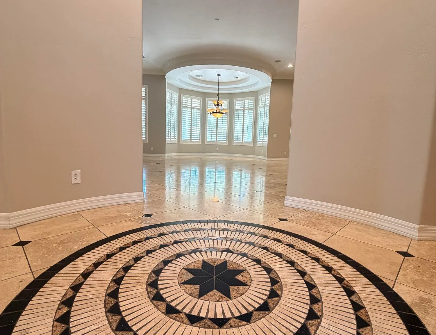 4 bed, 4.5 bath, 4571 sqft, $6,500 — Photo 3