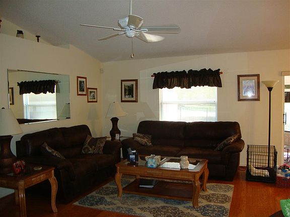 4th image of 952 Primrose Way