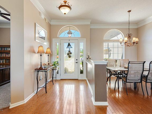 5th image of 521 E Silverthorn Ln