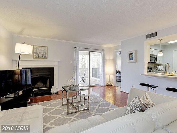 3rd image of 1503 Lincoln Way APT 204