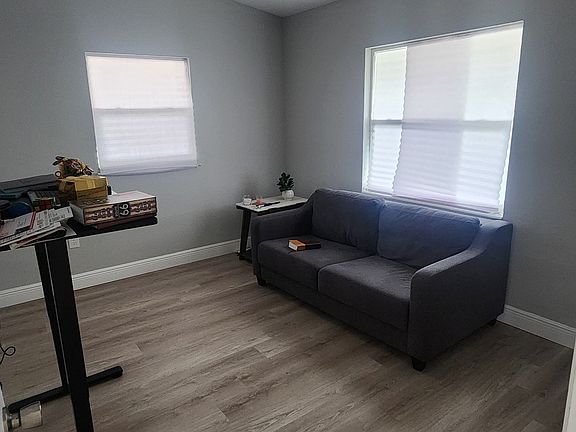 4th image of 1118 Roberta Ave Room A