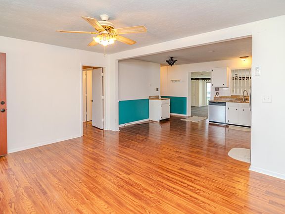4th image of 260 Elaine Dr