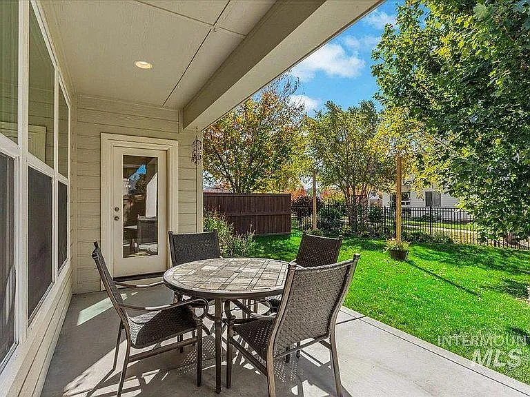273 W Valentino St — Photo 4