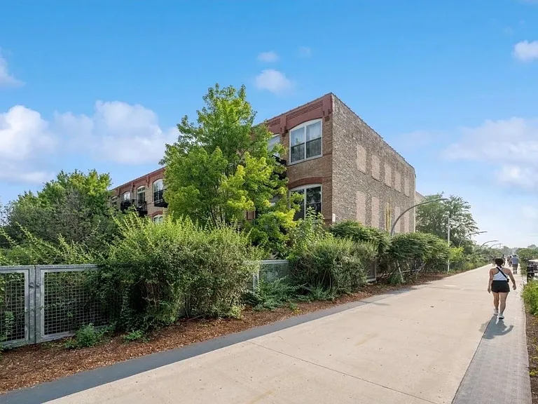 1740 N Maplewood Ave #212 — Photo 14