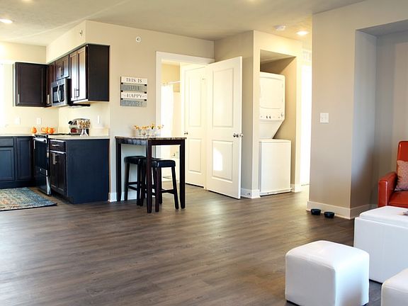 3rd image of 6287 Laneview Dr SE #2B-1Ba-865Sqft