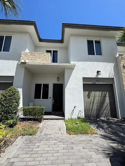 2 bed, 3.0 bath, 1958 sqft, $5,700 — Photo 1