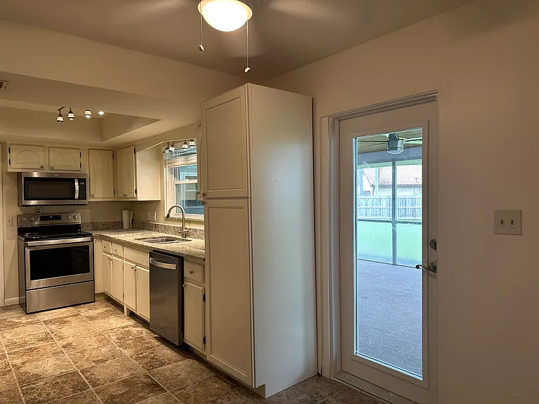 404 21st St SE — Photo 3