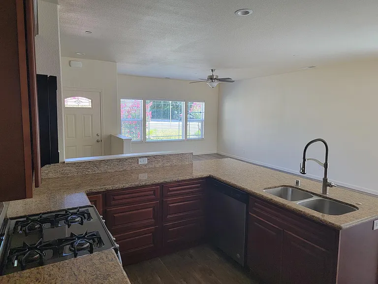 211 Danielson Ln — Photo 6