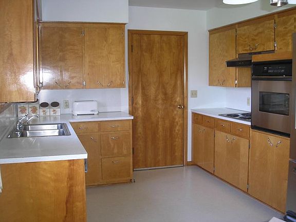4th image of 1584 Parkway Dr