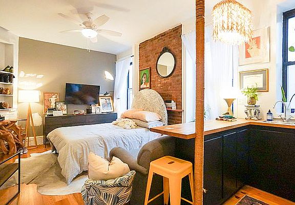 5th image of 346 E 10th St APT 5