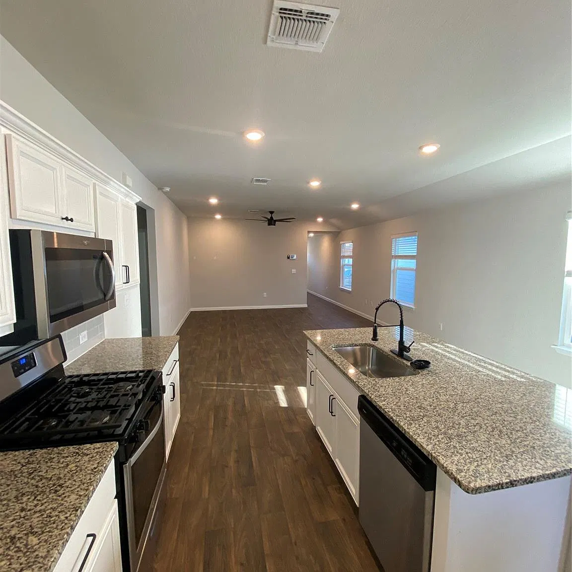 3 bed, 2.0 bath, 1538 sqft, $2,100 — Photo 4
