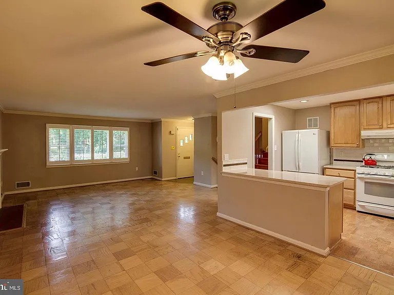 1415 Mayflower Dr — Photo 2