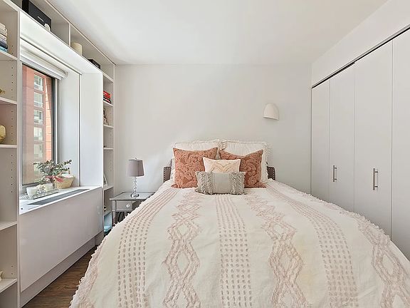 3rd image of 555 W 23rd St APT N7q