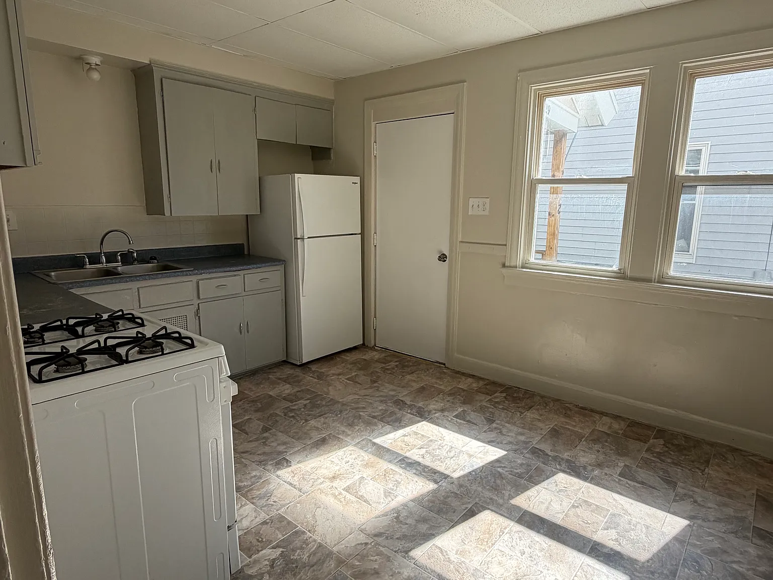 425 Baden St — Photo 1