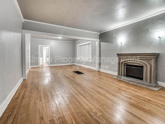 3rd image of 1012 N Broadway Ave