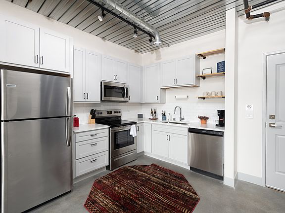 4th image of 1009 W Juneau Ave #210