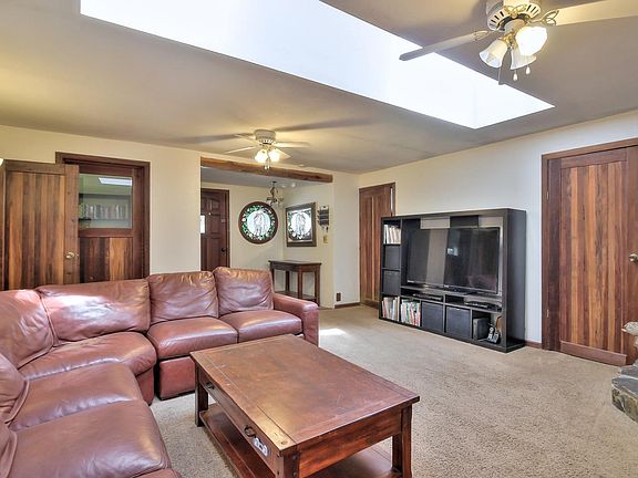 5th image of 380 Railroad Ave