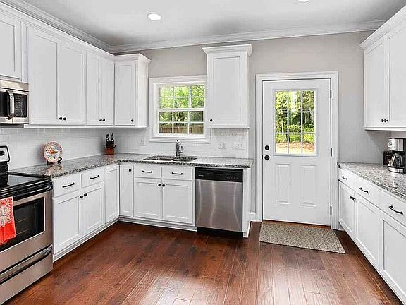 3rd image of 211 Ramsey Ln